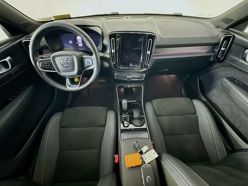 Used 2023 Volvo XC40 B5 Plus AWD/4WD image 10