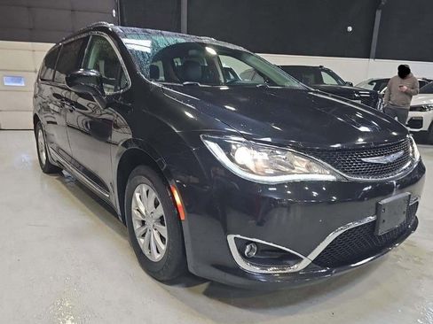 Used 2018 Chrysler Pacifica Touring-L image 11