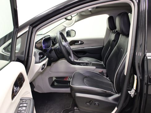 Used 2023 Chrysler Pacifica Limited FWD image 19