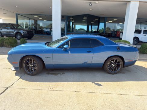 Used 2022 Dodge Challenger R/T w/ Blacktop Package RWD image 10