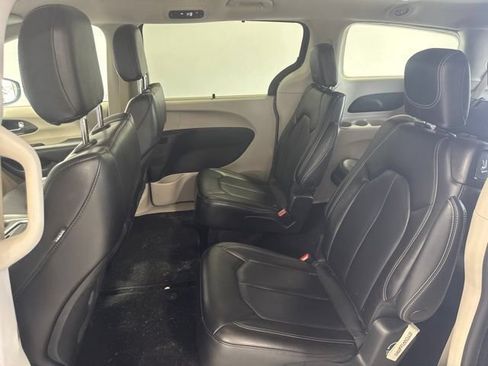 Used 2023 Chrysler Pacifica Touring-L FWD image 26