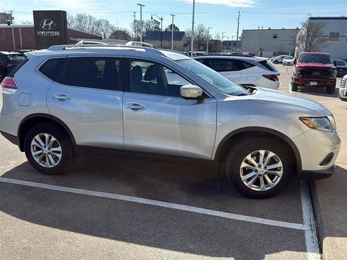 Used 2015 Nissan Rogue SV w/ SV Premium Package image 3