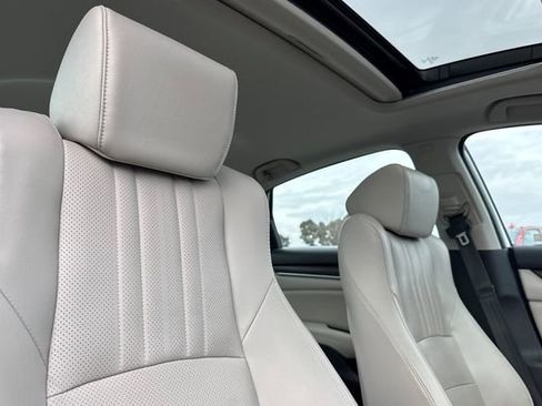 Used 2018 Honda Accord Touring image 16