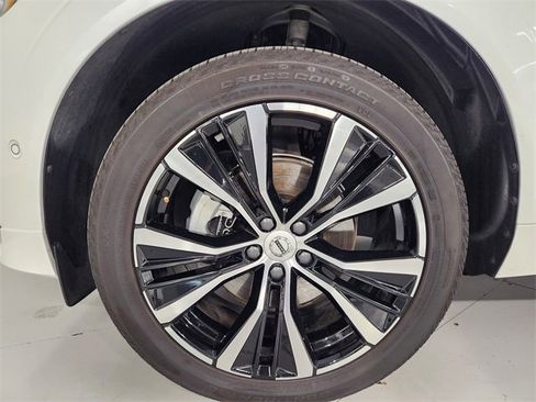 Used 2025 Volvo XC60 B5 Plus image 8