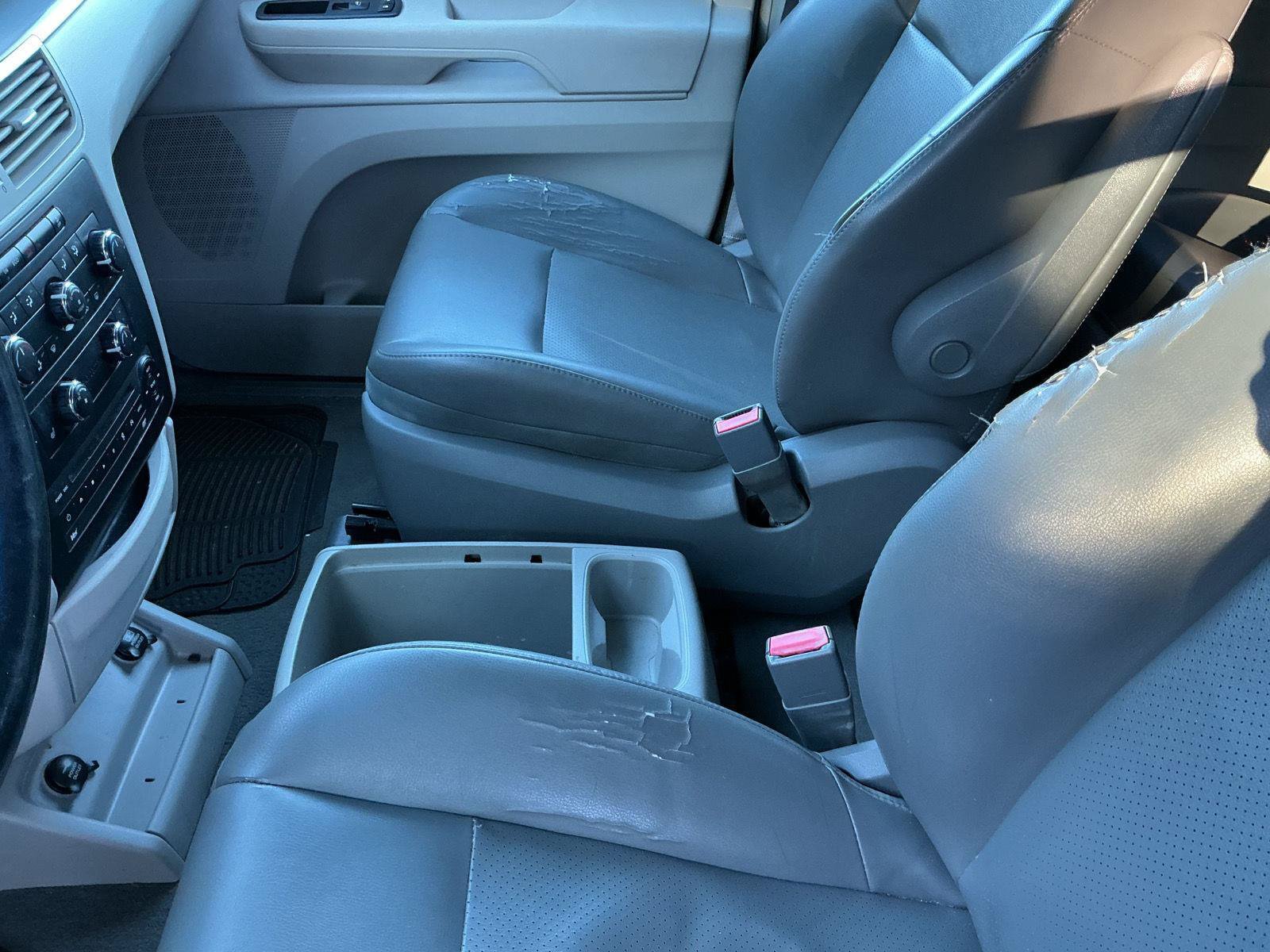 Used 2011 Volkswagen Routan SE FWD image 24