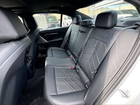 Used 2025 BMW 530i w/ Premium Package RWD image 37