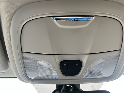 Used 2018 Jeep Cherokee Latitude w/ Safety Group AWD/4WD image 15