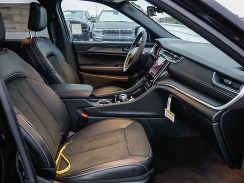 New 2025 Jeep Grand Cherokee Altitude image 18