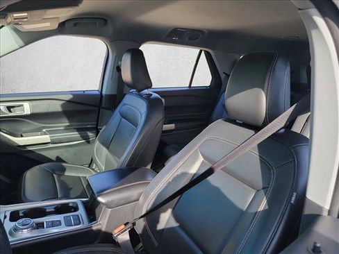 Used 2022 Ford Explorer XLT w/ Equipment Group 202A image 13