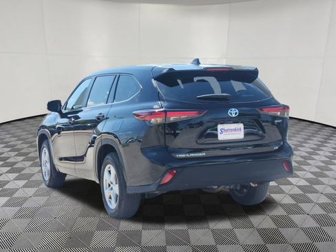 Used 2024 Toyota Highlander LE AWD/4WD image 3
