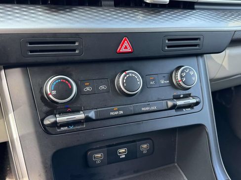 Used 2024 Kia Carnival LX FWD image 32