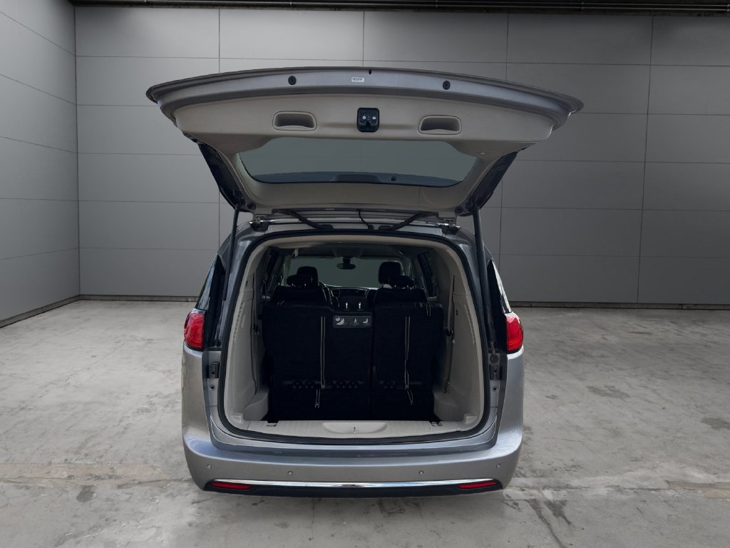 Used 2019 Chrysler Pacifica Touring-L FWD image 19