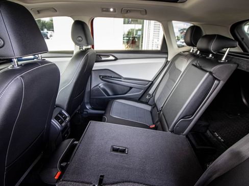 Used 2022 Volkswagen Taos SE w/ Panoramic Sunroof Package FWD image 27