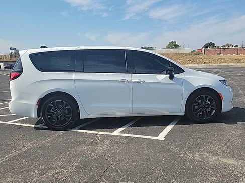 New 2026 Chrysler Pacifica Select image 8