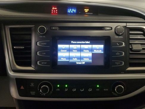 Used 2018 Toyota Highlander LE image 18
