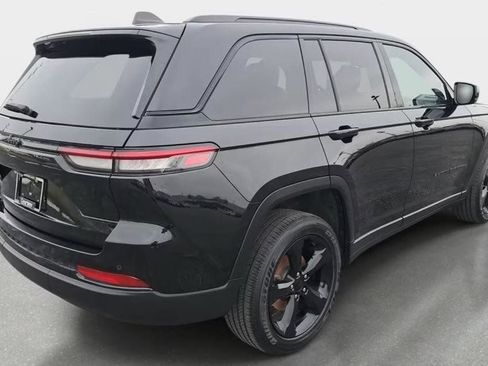 Used 2023 Jeep Grand Cherokee L Laredo image 4