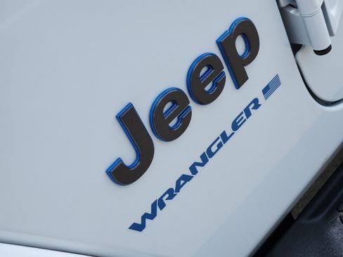 Used 2025 Jeep Wrangler Sahara image 18