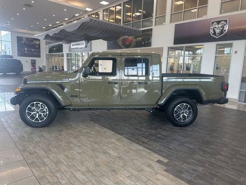 New 2025 Jeep Gladiator Sport image 2