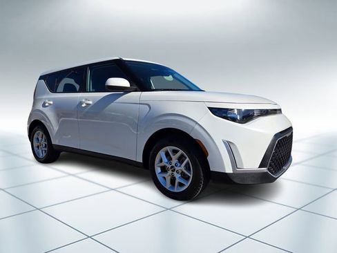 Used 2023 Kia Soul LX w/ LX Technology Package image 3