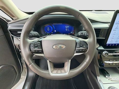 Used 2023 Ford Explorer Platinum w/ Technology Package AWD/4WD image 11