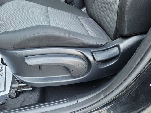 Used 2025 Kia Soul LX w/ LX Technology Package FWD image 12