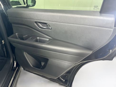 Used 2023 Nissan Pathfinder S image 28