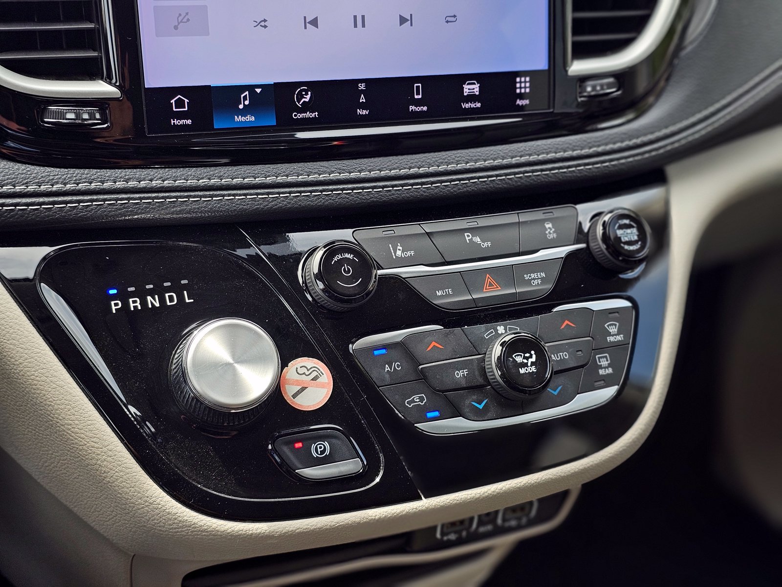 Used 2024 Chrysler Pacifica Limited FWD image 16