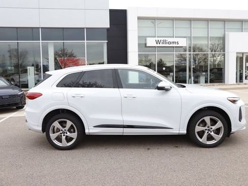 Used 2025 Audi Q5 Premium Plus w/ Premium Plus AWD/4WD image 2
