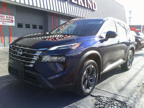 Used 2024 Nissan Rogue SV w/ SV Premium Package image 10