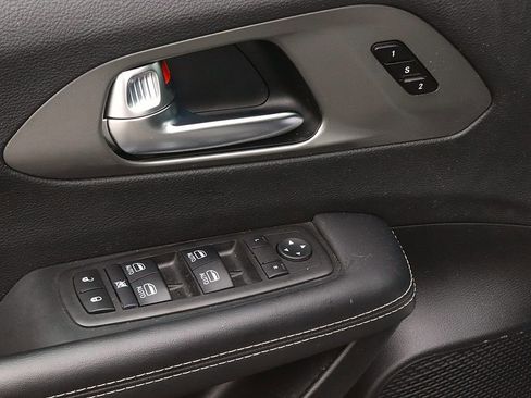 Used 2025 Chrysler Pacifica Select FWD image 10