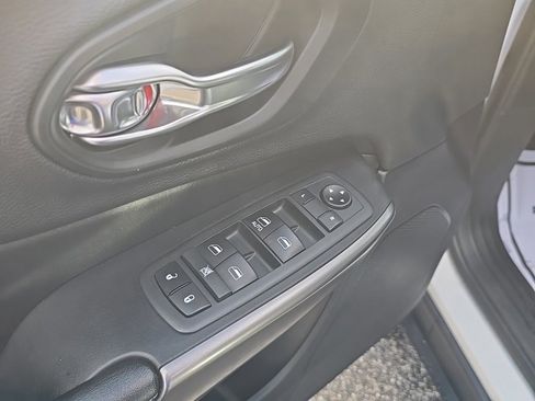 Used 2019 Jeep Cherokee Latitude w/ Cold Weather Group image 11