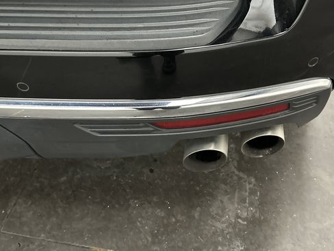 Used 2021 Chevrolet Tahoe Premier w/ Premium Package image 18