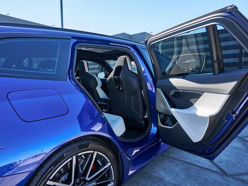 Used 2025 BMW M5 Touring image 25