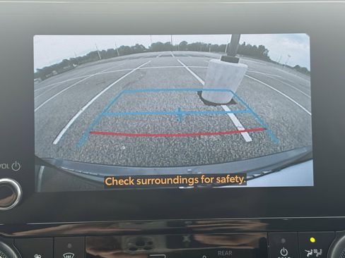 Used 2023 Toyota Highlander L image 13