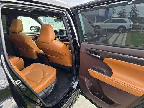 Used 2020 Toyota Highlander Platinum image 13