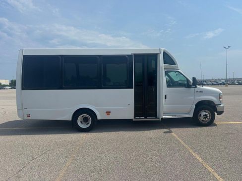 Used 2017 Ford E-450 and Econoline 450 Super Duty w/ Shuttle Bus Prep Package RWD image 26