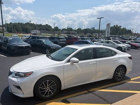 Used 2017 Lexus ES 350 w/ Luxury Package FWD image 2