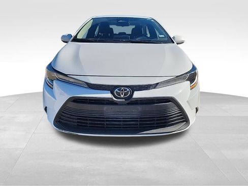Used 2025 Toyota Corolla LE image 2