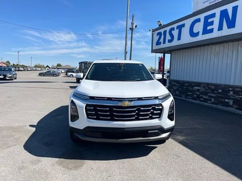 Used 2025 Chevrolet Equinox LT AWD/4WD image 2