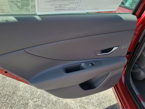 Used 2025 Hyundai Elantra SE image 29