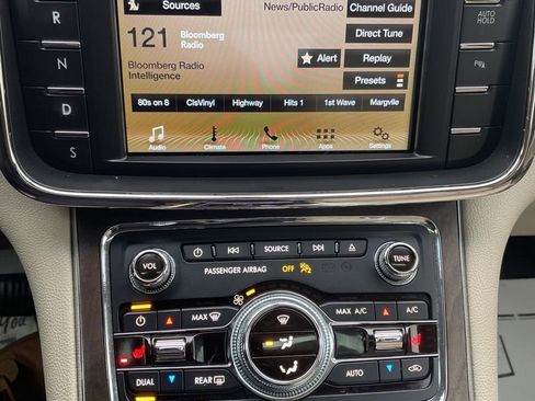 Used 2017 Lincoln Continental Select image 11