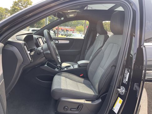 Certified 2025 Volvo XC40 B5 Core image 6