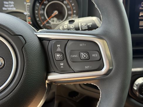 Used 2025 Jeep Wrangler Unlimited Sahara AWD/4WD image 18
