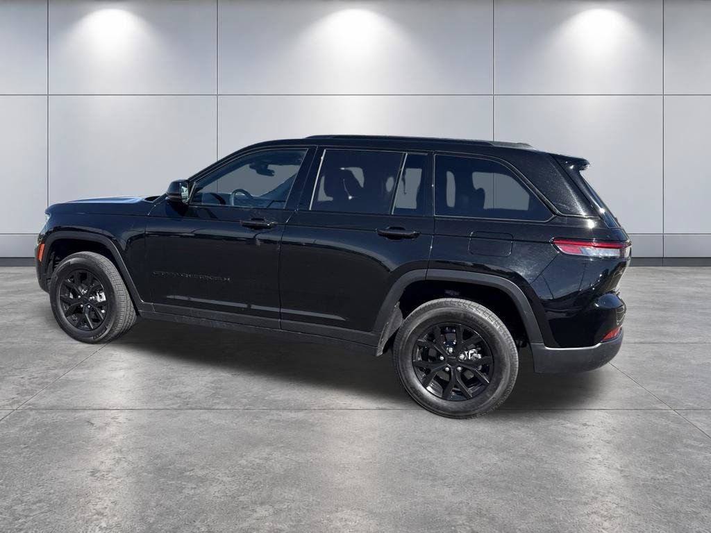 Used 2025 Jeep Grand Cherokee Altitude AWD/4WD image 38