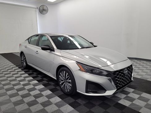 Used 2025 Nissan Altima 2.5 SV FWD image 13
