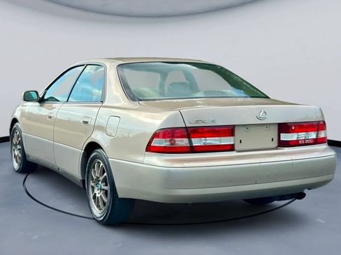 Used 2000 Lexus ES 330 w/ Lexus Value Pkg FWD image 5