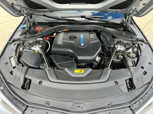 Used 2019 BMW 740e xDrive 740e xDrive iPerformance AWD 4 w/ Executive Package image 17