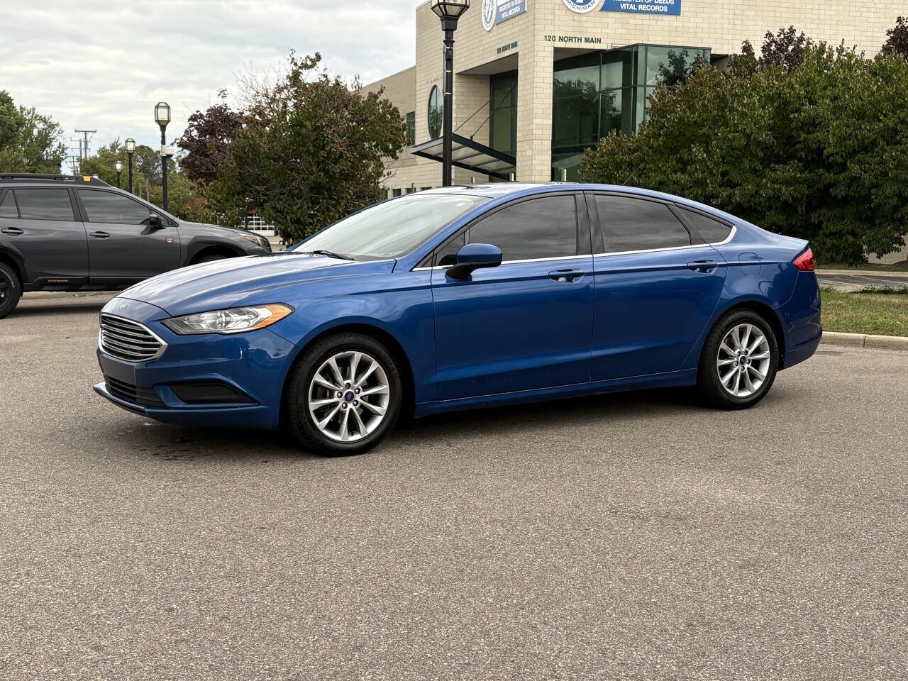 Used 2017 Ford Fusion SE FWD image 2