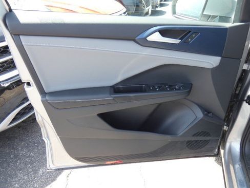 Used 2024 Volkswagen Taos SE FWD image 15