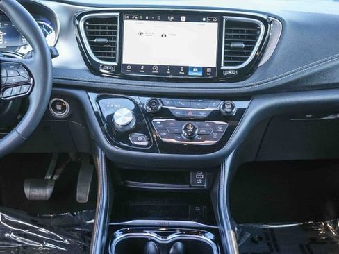 Used 2022 Chrysler Pacifica Limited w/ Uconnect Theater Family Group FWD image 14